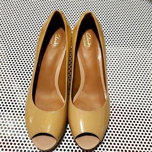 CLARKS PATENT LEATHER LATFORM HEELS